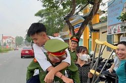 Hình ảnh xúc động của Công an Bắc Ninh hỗ trợ thí sinh thi tốt nghiệp