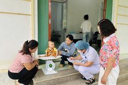 Trung tâm Kiểm soát bệnh tật tỉnh giám sát, hỗ trợ chuyên môn tại Trạm Y tế xã Khánh Xuân