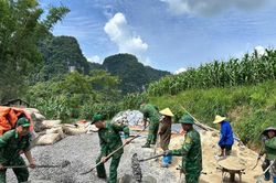 Đồn Biên phòng Thị Hoa hỗ trợ nhân dân xóa nhà tạm, nhà dột nát
