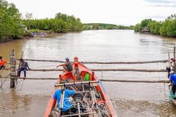 Xã Đất Mũi ra quân giải tỏa hàng đáy, hàng đăng khai thác thủy sản trái phép