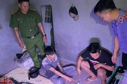 Bắt quả tang Trần Anh Khoa cùng Đỗ Ngọc Sang làm 'chuyện đáng sợ' trên căn phòng ở gác lửng