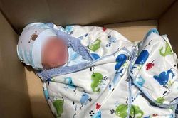 Nhói lòng hình ảnh em bé sơ sinh bị bỏ rơi trong thùng giấy lúc 00h20, kèm lời nhắn tiết lộ 'bí mật'