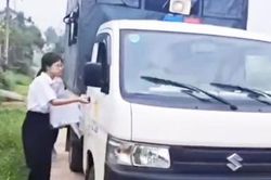 Công an phường chở nữ sinh về nhà lấy giấy báo thi để kịp dự thi