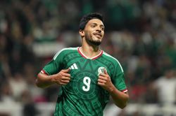 Từng nứt hộp sọ, cầu thủ Mexico đánh đầu ghi bàn ở World Cup 2026 rồi bật khóc