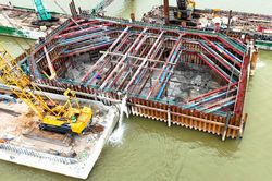 Ba trụ tháp chính của cầu dây văng hơn 7.300 tỷ dần lộ diện trên sông Hồng