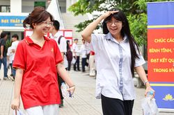 Từ hồi hộp vào phòng thi đến nụ cười ngày kết thúc kỳ thi tốt nghiệp THPT 2026
