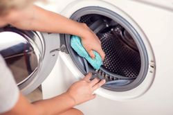 Cách khử mùi ẩm mốc trong lồng máy giặt