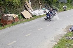 Đá lở từ vách núi ở Cao Bằng, rơi trúng người đi xe máy