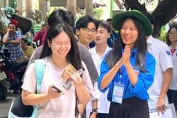 Mùa thi có những 'màu áo xanh'
