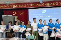 Trao 30 suất quà cho phụ nữ khó khăn trên địa bàn phường Văn Miếu - Quốc Tử Giám