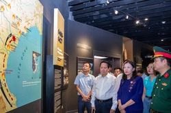 Đảng bộ Ủy ban Dân nguyện và Giám sát của Quốc hội sinh hoạt chuyên đề tại Bảo tàng Lịch sử quân sự Việt Nam