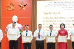 Xã Dân Hòa được Thành ủy tặng Bằng khen sau 1 năm vận hành chính quyền 2 cấp