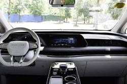 MPV 7 chỗ giá 697 triệu đồng đẹp sang trọng, trang bị đẳng cấp sánh ngang Toyota Alphard, công nghệ hybrid, dài 5,2 mét, rẻ như Xpander Cross