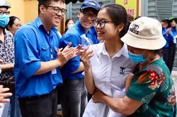 Cha mẹ đồng hành cùng sĩ tử: 'Điểm số không quan trọng bằng việc con trưởng thành'