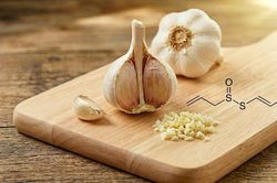 Ăn tỏi đ&uacute;ng c&aacute;ch để k&iacute;ch hoạt hợp chất ngăn ngừa ung thư