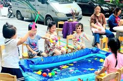 Áo phao, bể bơi di động thành mặt hàng 'hot' trong dịp hè