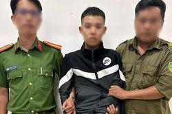 Tạm giữ Đỗ Văn Tĩnh chém cha ruột, ném chai xăng cháy vào lực lượng công an