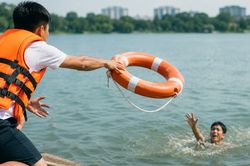 Phát hiện người bị đuối nước, cần làm gì để không biến mình thành nạn nhân?