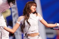 Lisa 'đốt nóng' sân SoFi trong lễ khai mạc World Cup 2026