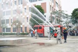 Hướng dẫn kỹ năng tho&aacute;t nạn, thực h&agrave;nh phương tiện chữa ch&aacute;y tại học đường