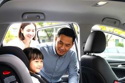 Từ 1/7, tài xế ô tô sẽ bị xử phạt nếu không sử dụng thiết bị an toàn khi chở trẻ em dưới 10 tuổi