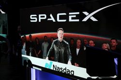 Cổ phiếu SpaceX tăng dựng đứng, Elon Musk lập kỷ lục 'vô tiền khoáng hậu'