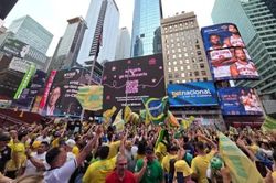 CĐV Brazil gây phản cảm khi nhắc tới Messi, Ronaldo