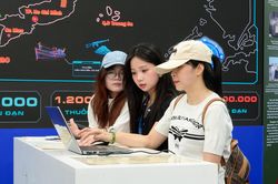Người dân TP.HCM thử nhận diện tội phạm tại sự kiện 'Tổ quốc bình yên'