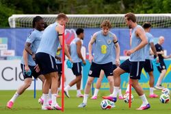 Tuyển Anh bị trộm giày đá bóng ngay trước World Cup