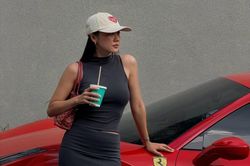 Quán cà phê toàn siêu xe của Văn Mai Hương