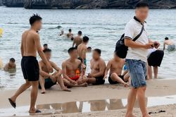 Nhóm nữ du khách bức xúc vì bị quay lén khi mặc bikini ở biển Cát Bà