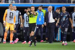 Tranh c&atilde;i mới nhất của World Cup đến từ ph&ograve;ng VAR