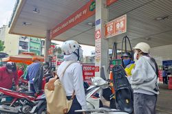 Xăng E5 được lùng mua
