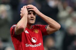 Manchester United tiếp tục nợ đầm đìa