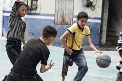 Cậu bé cụt một chân nổi tiếng nhờ tài chơi bóng rổ