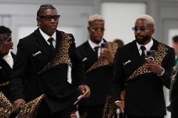 CHDC Congo gây sốt với bộ suit da báo