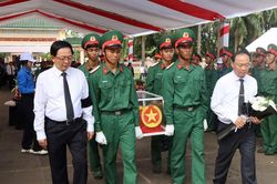 Phó Thủ tướng Hồ Quốc Dũng dự lễ an táng 18 liệt sĩ quân tình nguyện tại Gia Lai