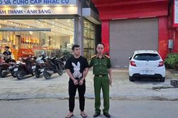 Tạm giữ tài xế taxi hành hung shipper giữa phố ở Thanh Hóa