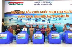 Trao tặng 260 bồn chứa nước ngọt cho ngư dân Đắk Lắk vươn khơi bám biển