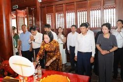 Ph&oacute; Chủ tịch Quốc hội Nguyễn Thị Thanh d&acirc;ng hương tưởng niệm Chủ tịch Hồ Ch&iacute; Minh v&agrave; c&aacute;c anh h&ugrave;ng liệt sĩ tại Điện Bi&ecirc;n