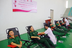 Trường Sĩ quan Th&ocirc;ng tin phấn đấu tiếp nhận 500 đơn vị m&aacute;u