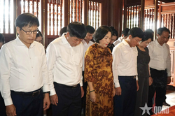 Phó chủ tịch Quốc hội Nguyễn Thị Thanh dâng hương tưởng niệm Chủ tịch Hồ Chí Minh và tri ân các liệt sĩ tại Điện Biên