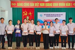 Trao qu&agrave; khuyến học, n&acirc;ng bước tương lai cho học sinh v&ugrave;ng biển Quảng Trị