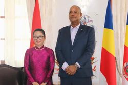 Đại sứ Trần Thị Thu Thìn trình Quốc thư lên Tổng thống Cộng hòa Seychelles