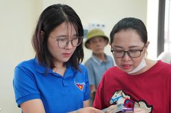 Thanh niên Đất Tổ làm 'gia sư công nghệ', hướng dẫn người dân sử dụng VNeID