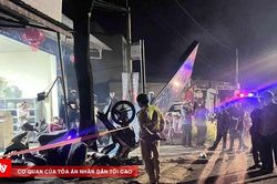 Hai thanh niên thương vong sau cú tông xe máy vào gốc cây
