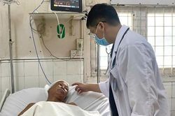 Bệnh tật ập đến bất ngờ, gia đình nhặt ve chai bất lực trước chi phí điều trị