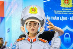 Người dân TPHCM xếp hàng thử 'đóng vai' chuyên gia an ninh mạng