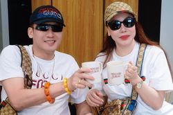 Ông xã hơn 2 tuổi tay trong tay chăm sóc Hồ Quỳnh Hương đi tập nhạc