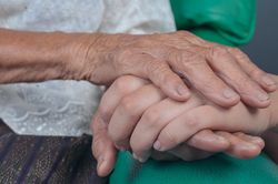 Mẹ chồng đột ngột nằm liệt, nàng dâu mới bất ngờ trước phản ứng của 5 anh chị